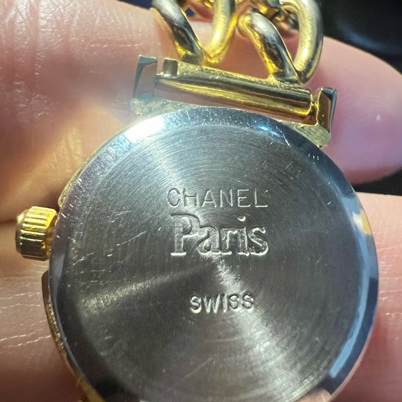 Elegant Chanel Gold Chain Bracelet Watch - Picture 4 of 10